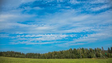 Gökyüzü bulutlu alan