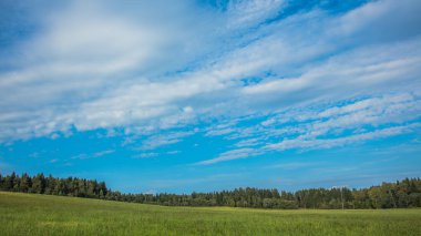 Gökyüzü bulutlu alan
