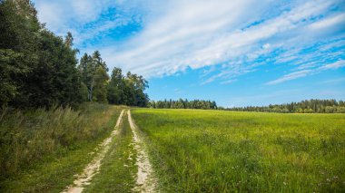 Gökyüzü bulutlu alan