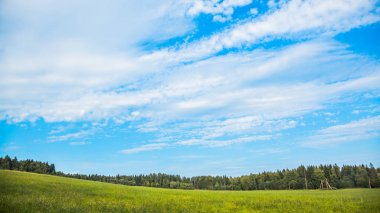 Gökyüzü bulutlu alan