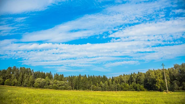 Gökyüzü bulutlu alan