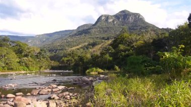 Sihirli Yeşil Kanyonlar Ve akan nehir