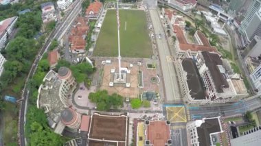 Kuala Lumpur - Malezya - MerDEKA SQUARE: Uzaklaşmak - Büyük yeşil oyun sahası ve Merdeka Meydanı 'nın Havadan görünüşü