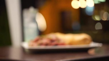 Beyaz tabakta baget ekmekli salam - Odaklan