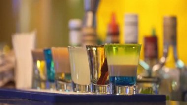 Farklı içeceklerle altı kadeh.