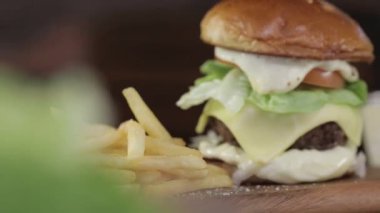 Beef Cheese Burger - Marul 'a Odaklan