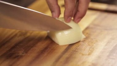 Beyaz Soğanlar - Tahta kesme tahtasında beyaz soğanı küçük parçalara ayırmak - Yakın plan - Yan açı