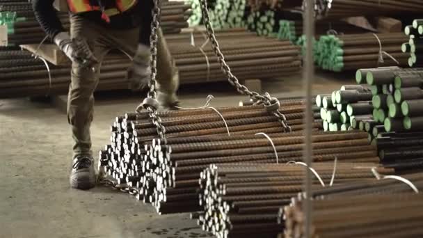 Trabajador Fábrica Asegurando Barras Acero Cortadas Con Cadena — Vídeos de Stock