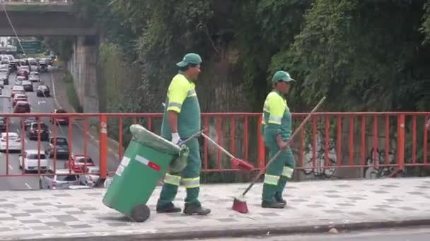 Chico Chica Street Cleaner Paños Verdes Caminando Con Papelera — Vídeos de Stock