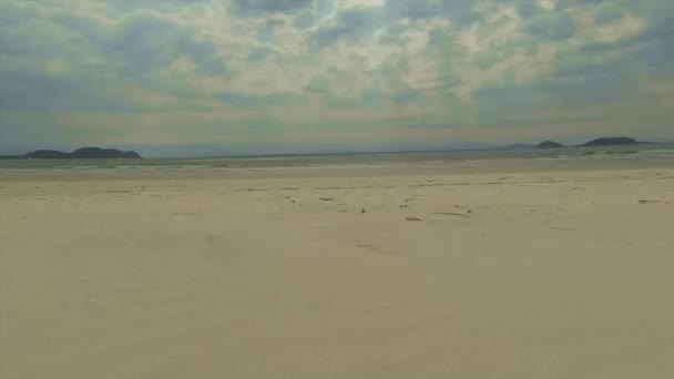 Solstrålar Genom Molnen Honey Island Beach Timelapse — Stockvideo