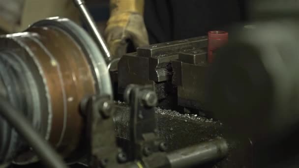Mann Steckt Eine Stahlstange Eine Schneidmaschine Seitenwinkel — Stockvideo