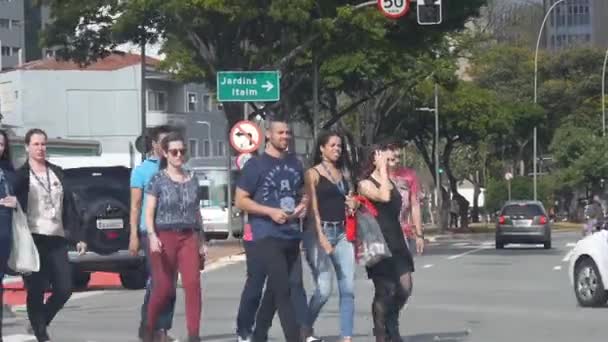 Befahrene Straße Mit Menschen Die Die Straße Überqueren Stadt Sao — Stockvideo