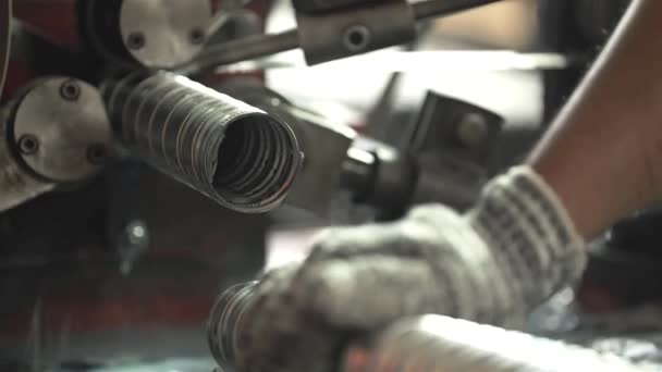 Hand Drückt Auf Ein Geschnittenes Aluminiumrohr — Stockvideo