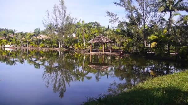 Vacker Sjö Resort Med Reflektion Träd Och Kiosk — Stockvideo