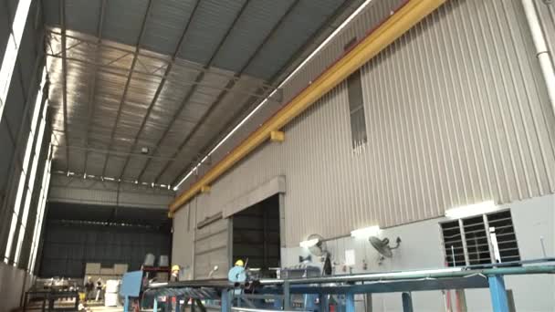 Trabalhadores Fábrica Corte Tubos Duto Alumínio Inclinação — Vídeo de Stock