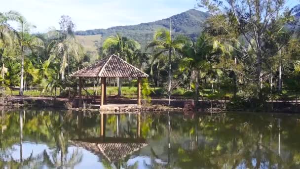 Refelection Quiosque Lago Bonito Com Montanhas Nas Costas — Vídeo de Stock