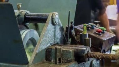 Metal Çubuklar Kesiliyor - Kapatma - Zamanaşımı - Kaydırıcı - Soldan Sağa