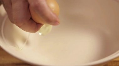 Yumurtalar - Beyaz Kasede 2 Kahverengi Yumurta Kırmak - Üst Ön Açı