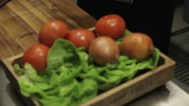 Sebzeleri ahşap bir sepetin içine koymak