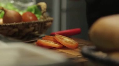 Domates - Bölüm 2 'ye Kesik Domatesler Koymak