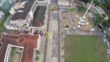 Kuala Lumpur - Malezya - MERDEKA SQUARE: Merdeka Meydanı 'nın Kuş Gözü Görünümü - Eğimle Yukarı