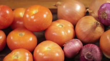 Domates - Soğandan Çiğ Domateslere - Kaydırıcı - Sağdan Sola - Üst Açı
