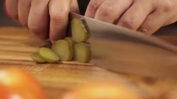 Pickles Découpage Des Cornichons Sur Bois Processus Complet Angle Avant — Video