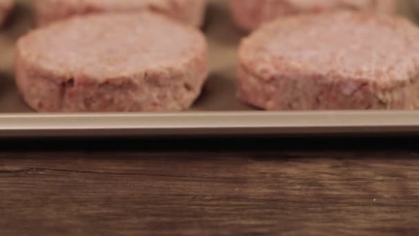 Carne Patty Tortas Carne Cruda Bandeja Control Deslizante Moviéndose Hacia — Vídeos de Stock