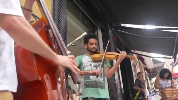 Хлопці Які Подорожують Вулицею Граючи Скрипці Віолончелі — стокове відео