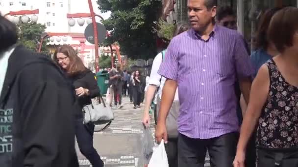 Sao Paulo Meşgul Özgürlük Mahallesi Nde Yürüyen Nsanlar — Stok video