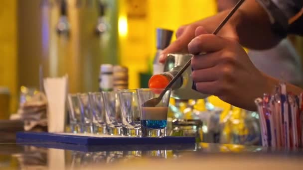 Barman Faire Des Coups Taquilla Angle Latéral — Video
