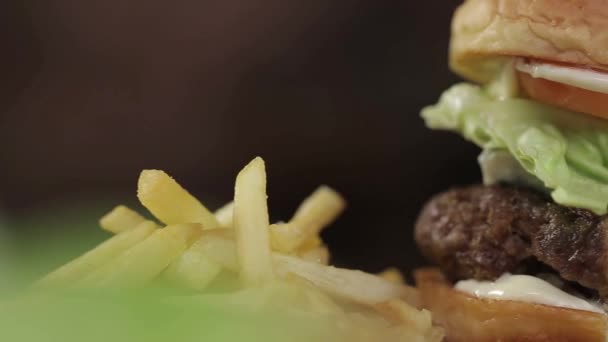 Burger Serem Wołowym Wyświetlacz Plastry Zbliżenie Suwak Lewej Prawej — Wideo stockowe