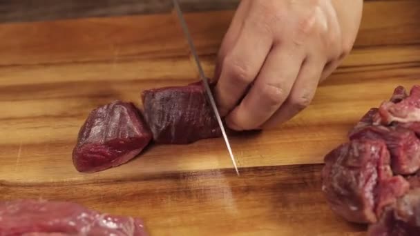 Bucată Carne Vită Brută Fiind Tăiat Cuțit Bucăți Mici Unghi — Videoclip de stoc