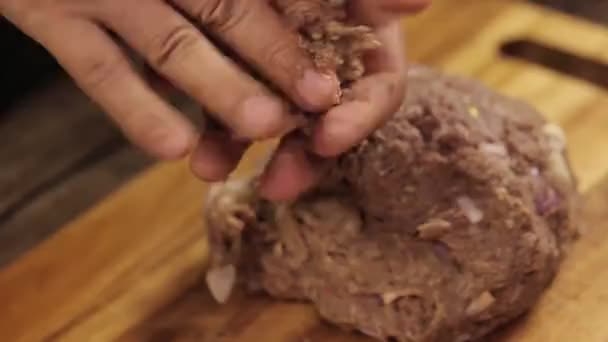 Mezcla Empanada Carne Hacer Bolas Carne Con Las Manos Pesarlas — Vídeo de stock