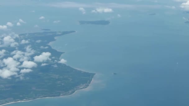 吉隆坡 马来西亚 背景为2号的具有岛屿的飞机上的云彩的空中应该 — 图库视频影像