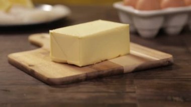 Tereyağı - Masadaki Tereyağı Bloğu - Ön Açı - Eğim - Yukarıdan Aşağıya