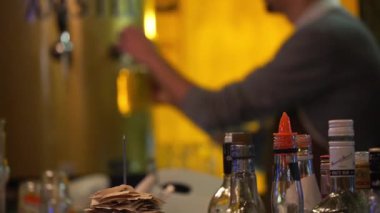 Fıçıdan Bira Dolduran Bir Adam Odaklan