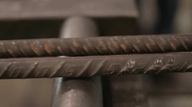 İki Paslı Çelik Çubuk - Kaydırıcı - Soldan Sağa