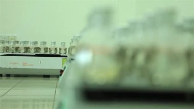 Bir makinede karıştırılan kimyasal şişeler - Odaklanma Çekimi -