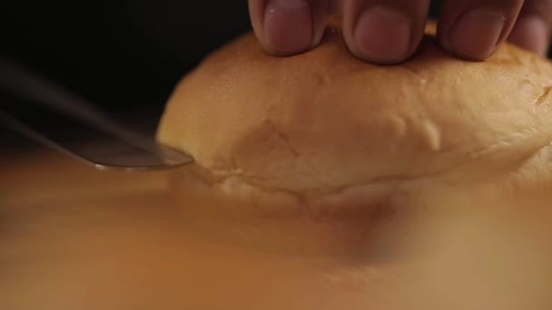 在木制桌子上切新鲜的圆面包 近前角 — 图库视频影像