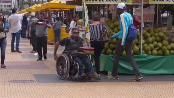 Een Man Een Rolstoel Die Rond Gaat Zwarte Glazen Draagt — Stockvideo