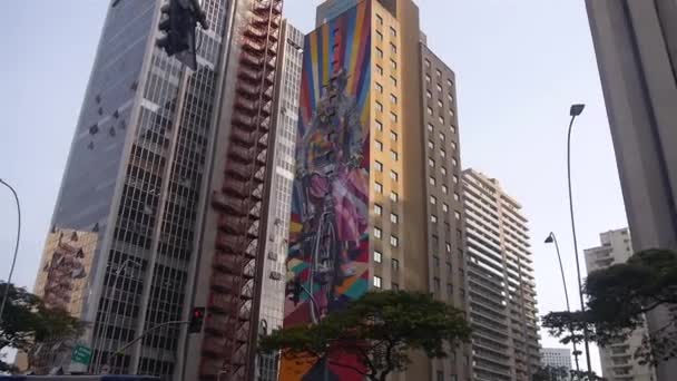 Kobra Graffiti Een Gebouw Sao Paulo Brazilië Pan Van Rechts — Stockvideo