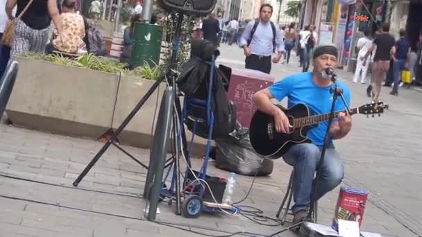 Alter Mann Blauen Hemd Der Auf Den Straßen Der Stadt — Stockvideo