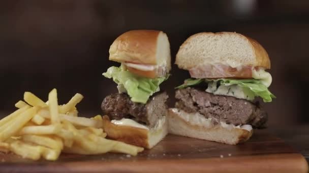 Beef Cheese Burger Display Κομμένο Slider Μετακίνηση Μακριά — Αρχείο Βίντεο