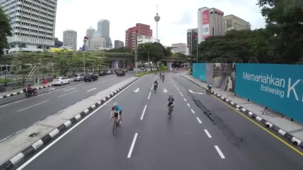 Kuala Lumpur Maleisië Merdeka Square Weg Naar Mensen Fietsen — Stockvideo