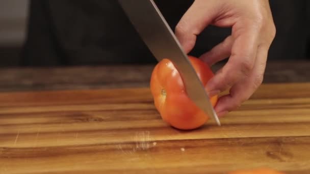 Tomate - Schneiden einer Tomate auf Holz - vollständiger Prozess - Frontwinkel 3