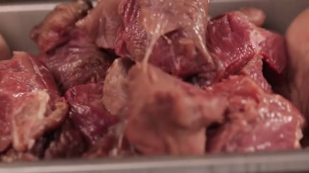 Peça Carne Crua Colocando Bandeja Metal Close — Vídeo de Stock