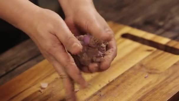 Mistura Carne Patty Fazer Bolas Carne Com Mãos Colocar Bandeja — Vídeo de Stock