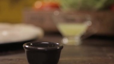 Un - Küçük Siyah Kupaya Düşen Un - Ön Açı