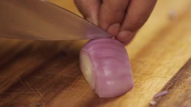 Kırmızı Soğan - Tahta Tahtada Küçük Parçalarda Kırmızı Soğan Kesme - Yaklaş - Yan Açı 2